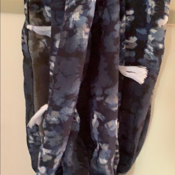 BNWT Blue & white tassel scarf - Picture 6 of 6